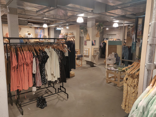 Stores to buy women s coats Berlin