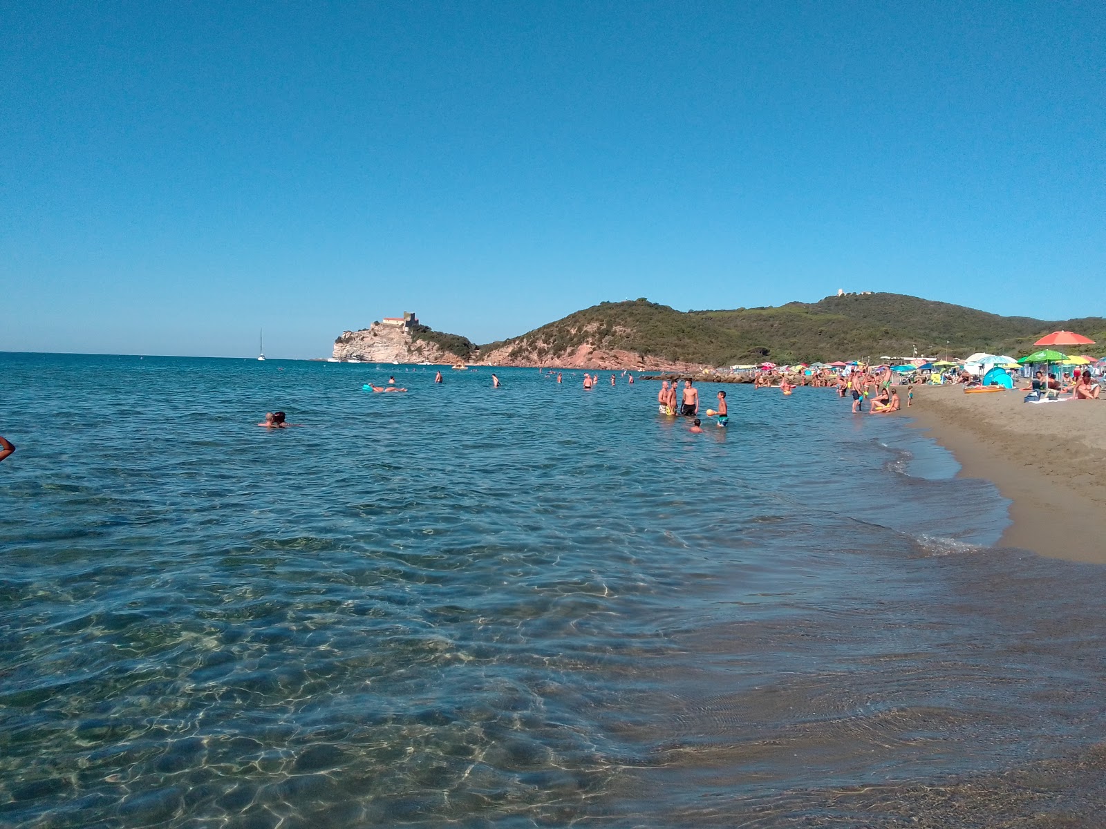Foto de Praia de Rocchette com água azul superfície