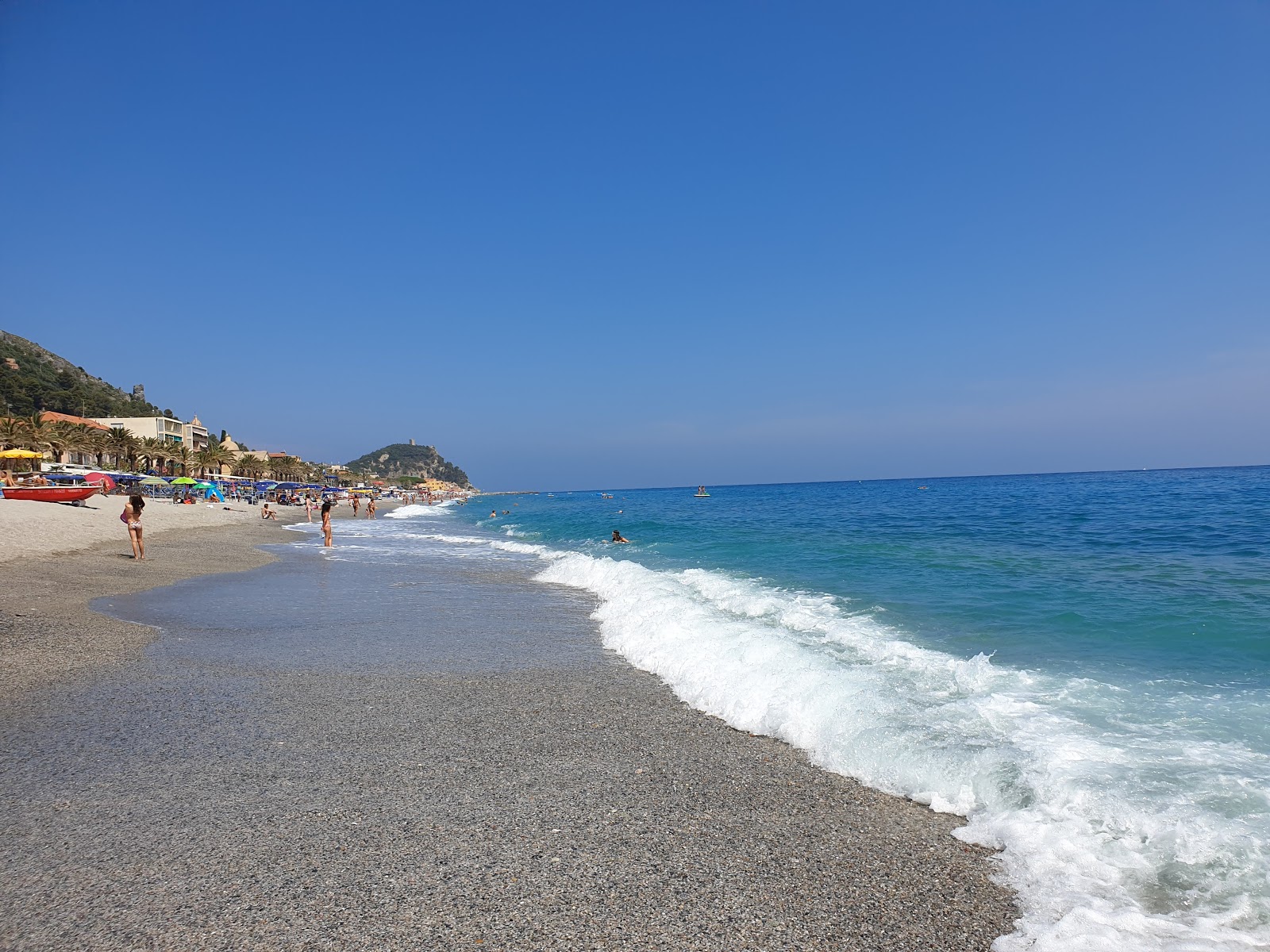 Foto de Spiaggia libera di Varigotti con recta y larga