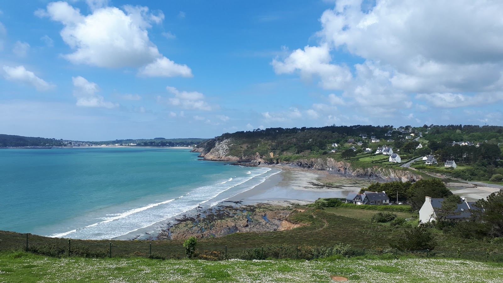 Photo de Postolonnec Beach entouré de montagnes