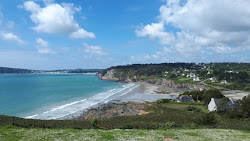 Photo de Postolonnec Beach entouré de montagnes