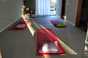 Aulas de yoga para iniciantes - Casa de Yoga Samãdhi image