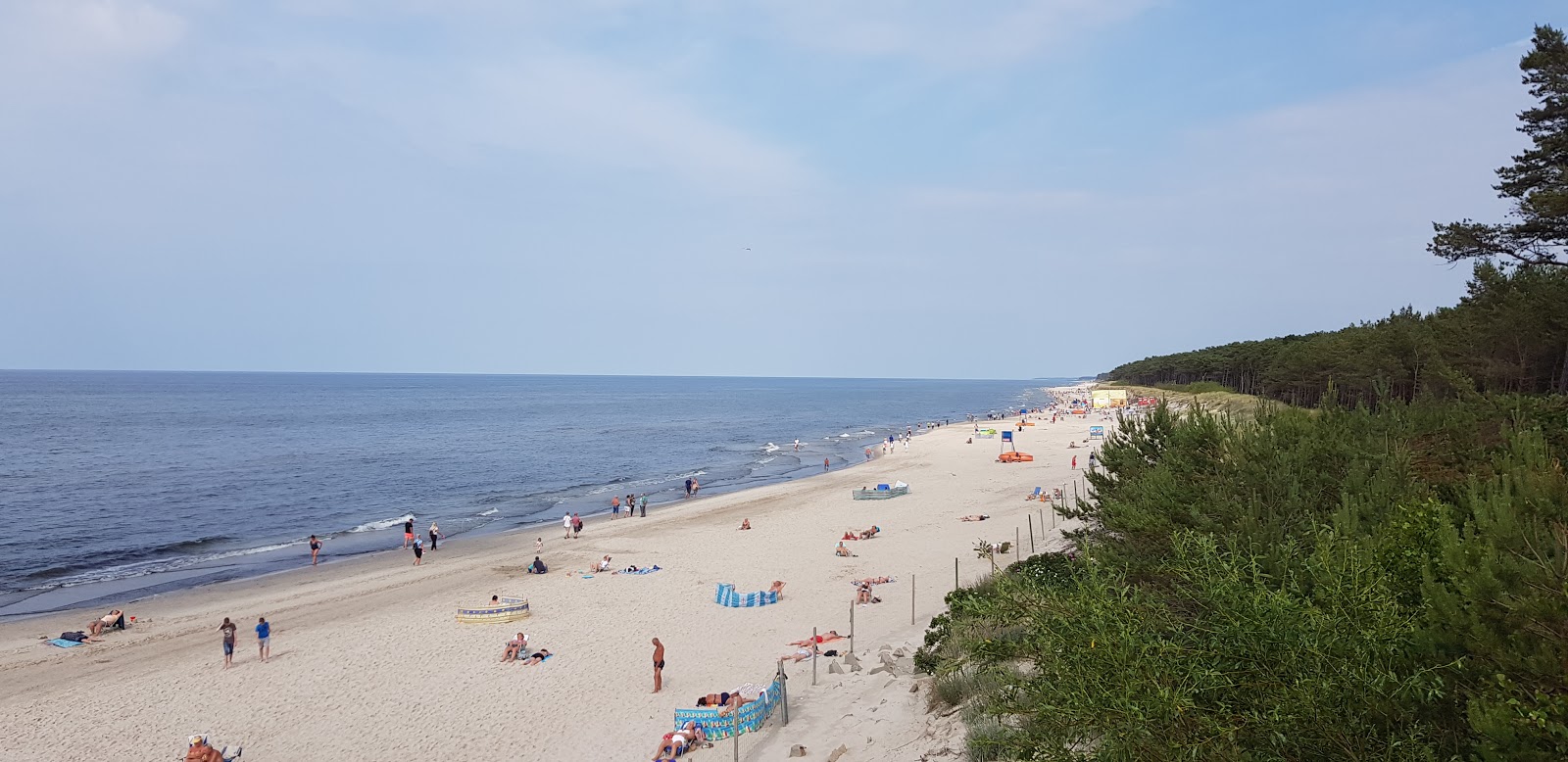 Foto av Mrzezyno Beach med ljus fin sand yta