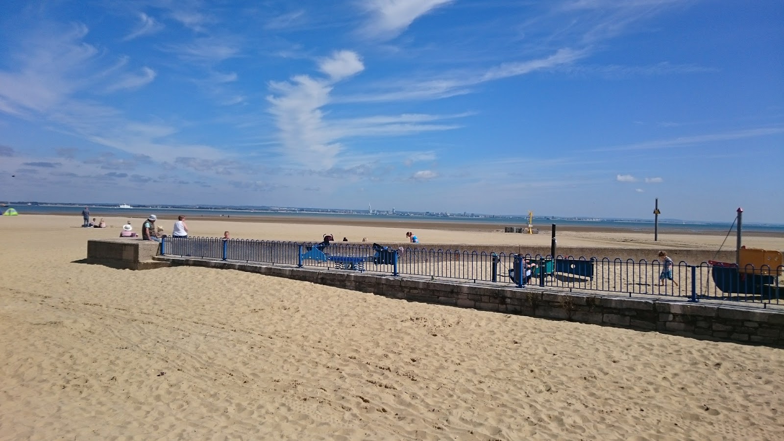 Photo de Ryde Beach avec rivage droit, long