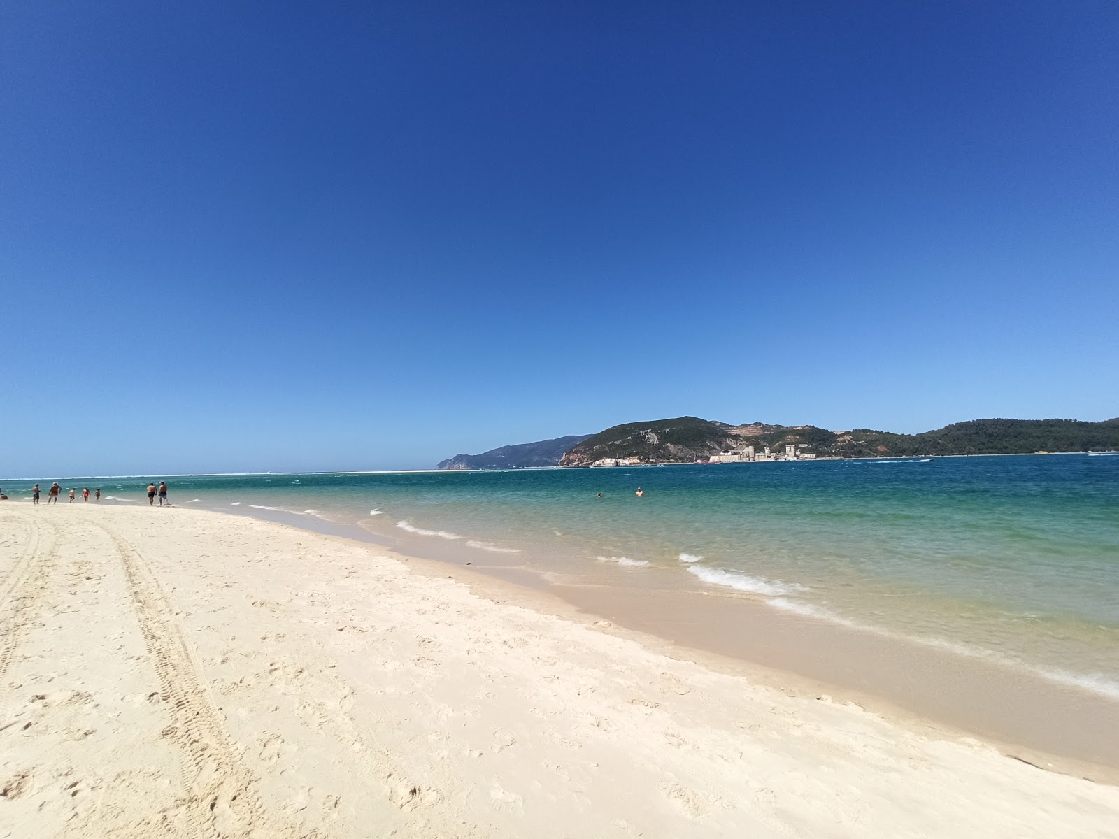 Fotografija Beach Troia Mar z beli fini pesek površino