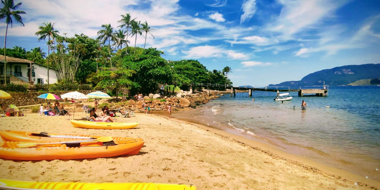 Photo de Praia da Feiticeira - bon endroit convivial pour les animaux de compagnie pour les vacances