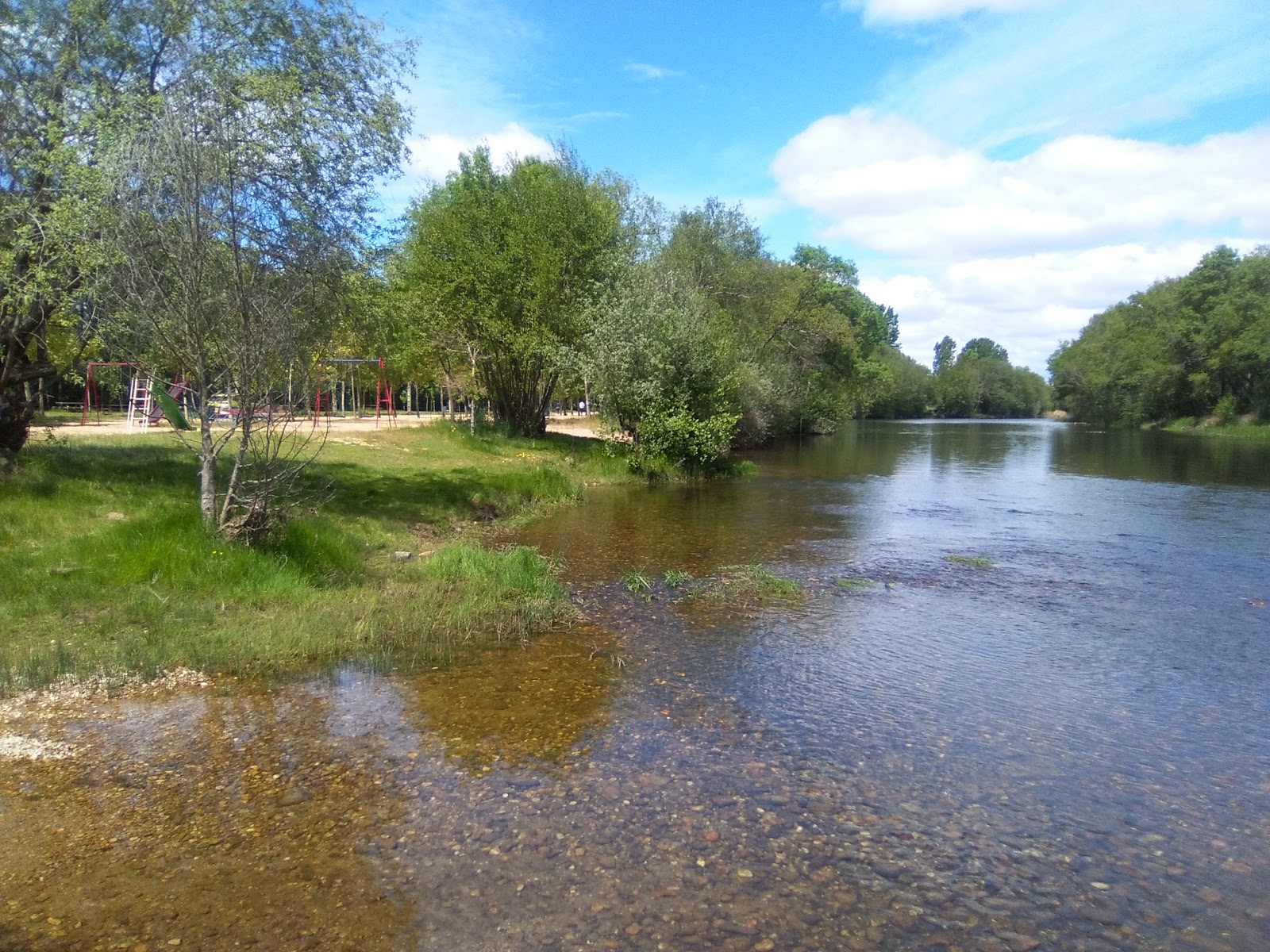 Foto von Playa Fluvial Burganes mit geräumige küstenlinie
