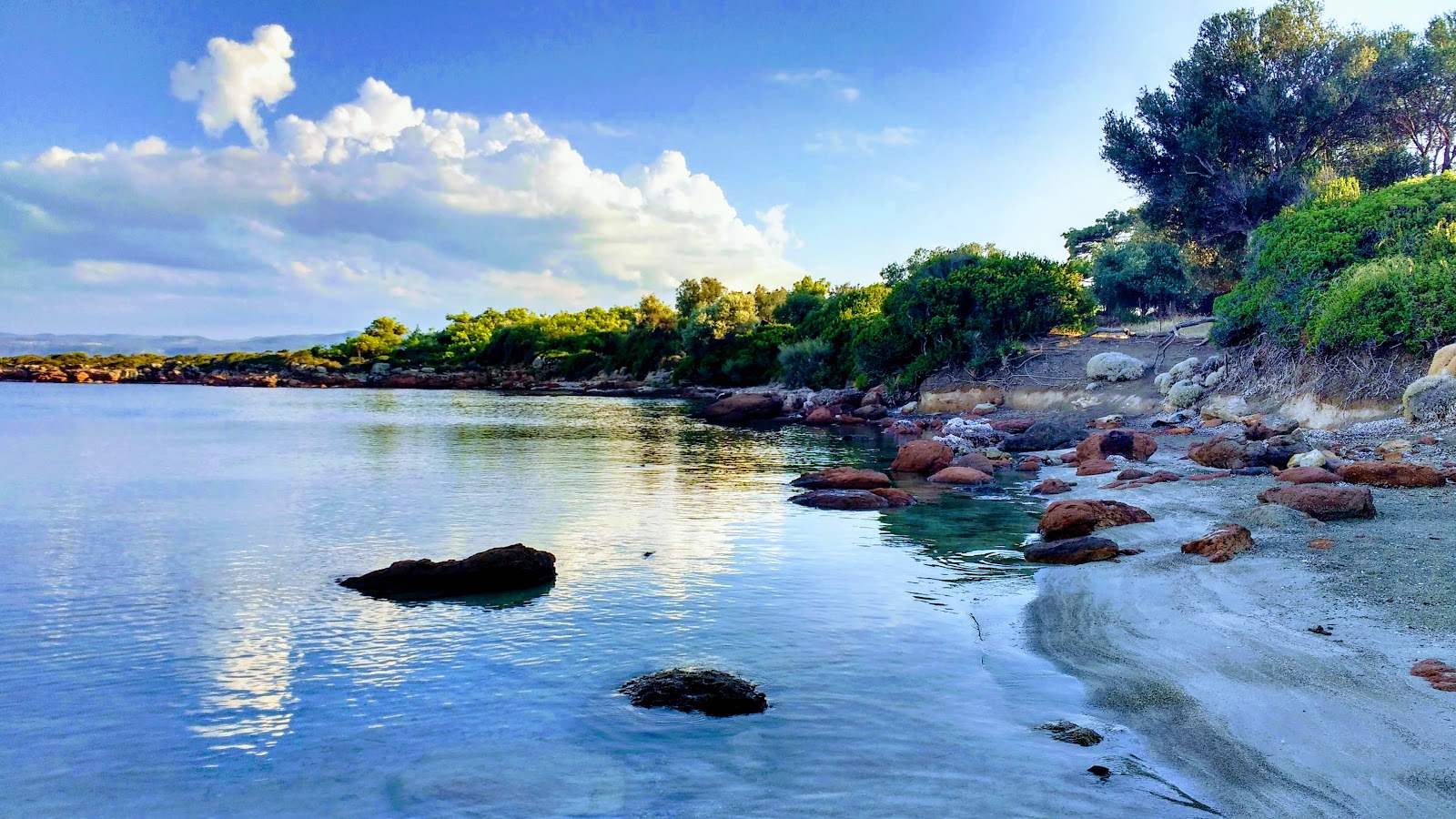 Golden sand'in fotoğrafı küçük koy ile birlikte