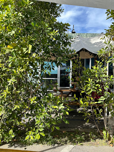 Entrance. Outdoor and indoor seating 