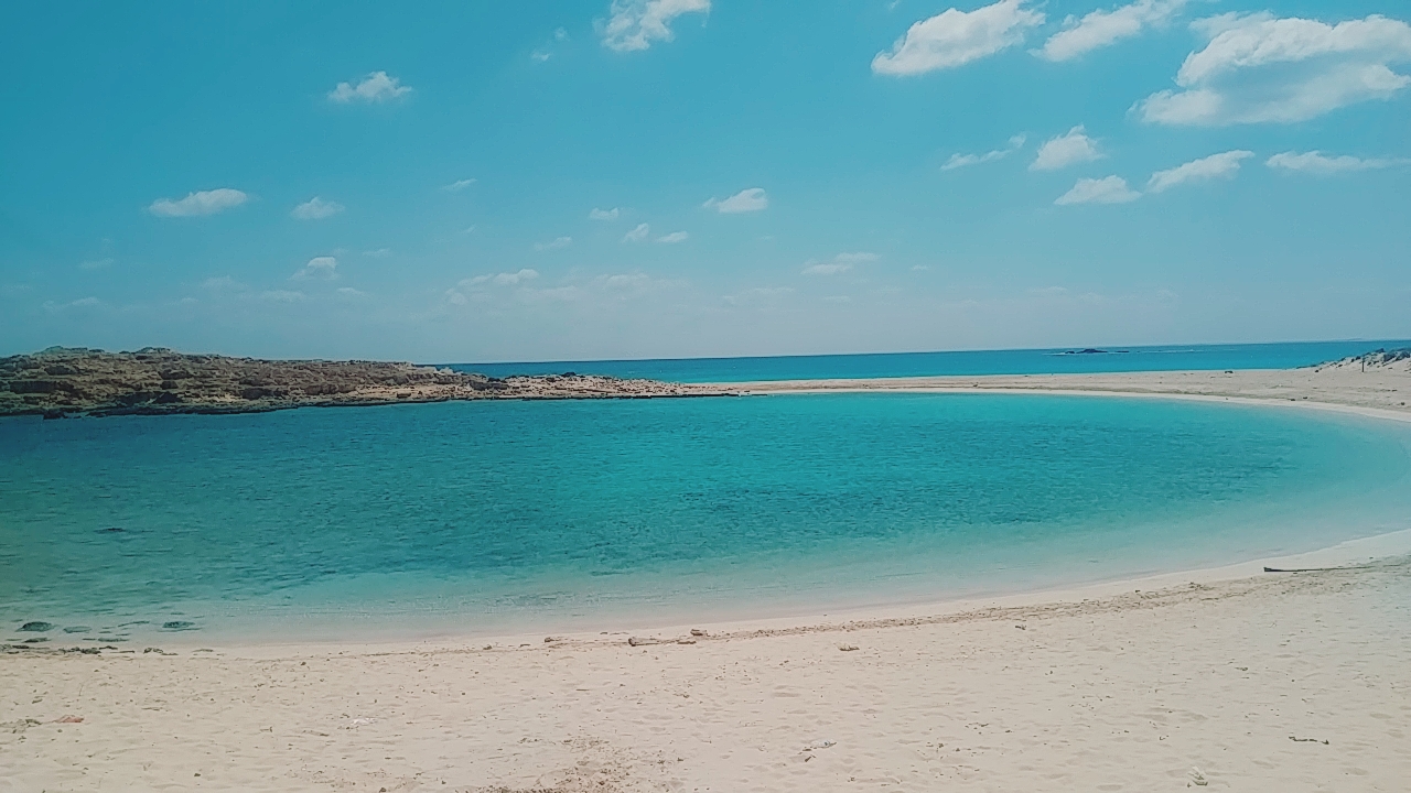 Ras El Hikma Beach'in fotoğrafı turkuaz saf su yüzey ile