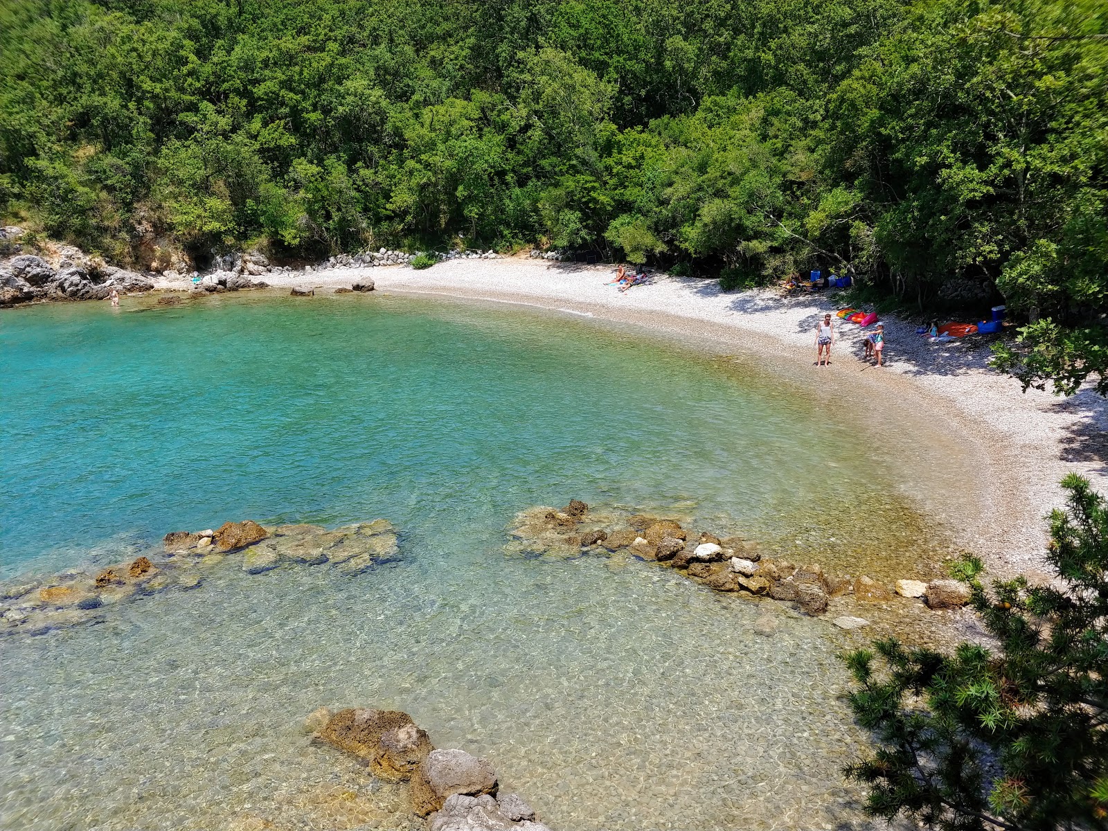Foto di Makneli beach con una superficie del ciottoli beige