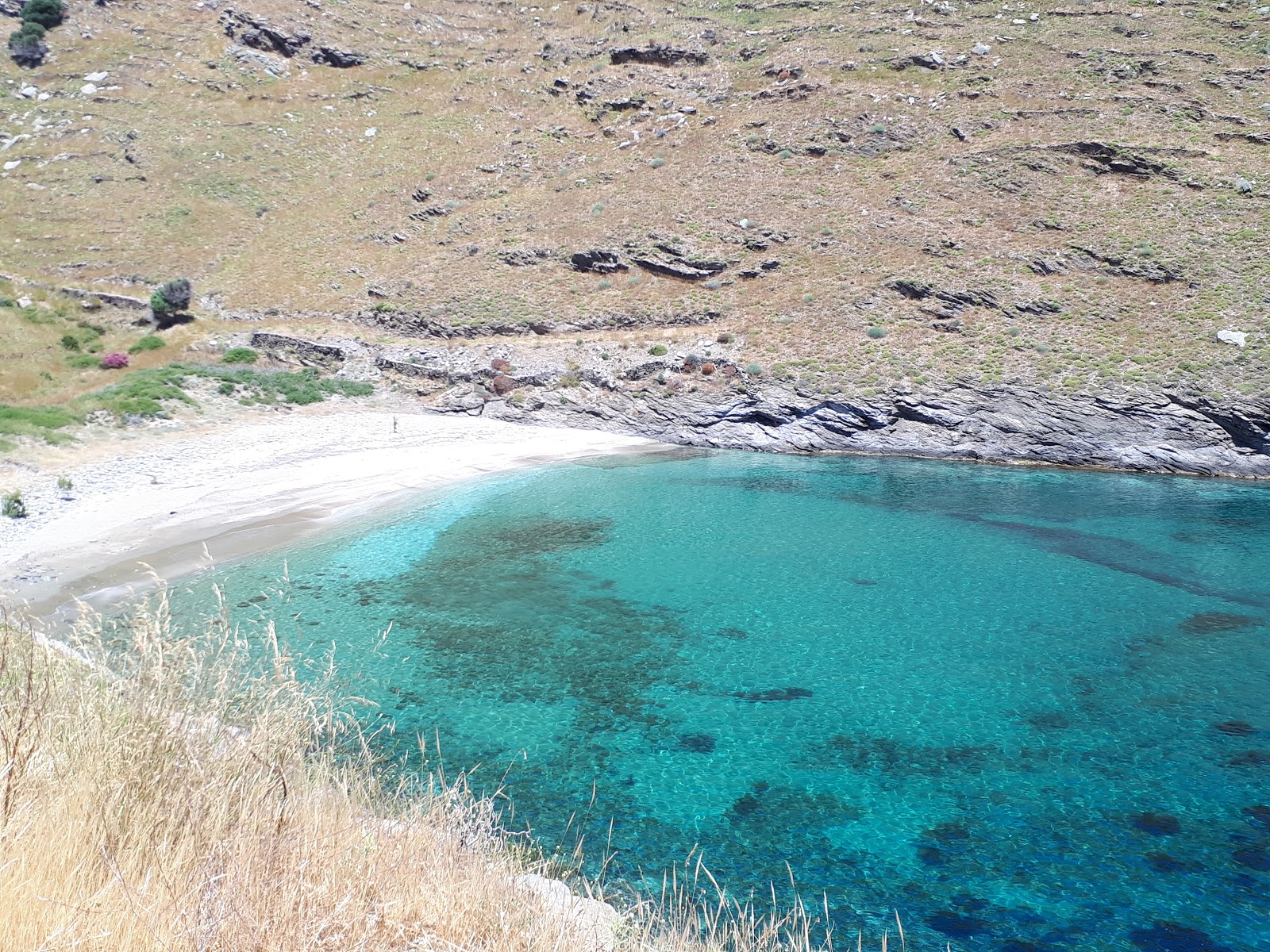 Fotografie cu Paralia Tilegrafos cu o suprafață de apa pură turcoaz