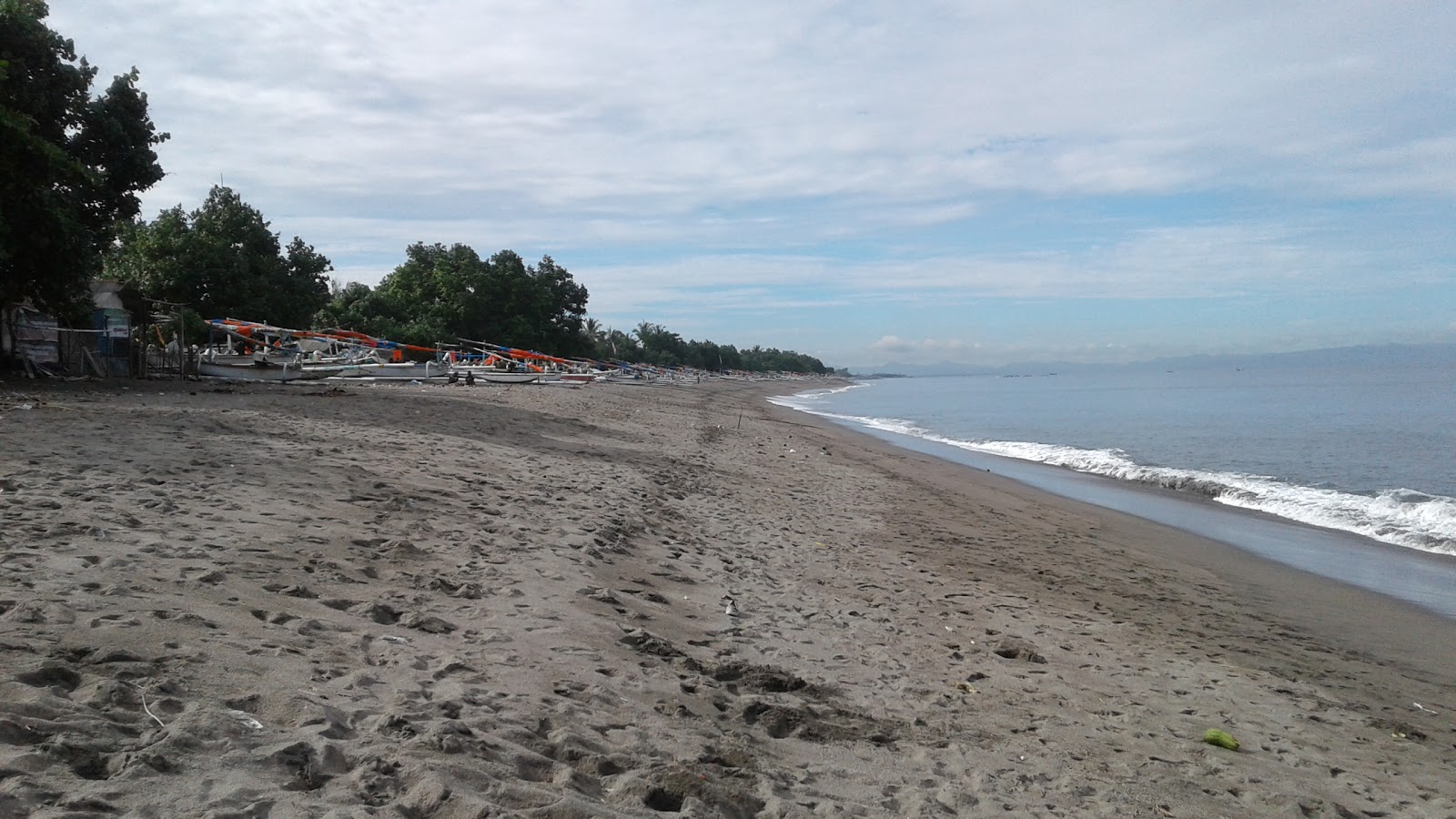 Fotografie cu Montong Beach cu o suprafață de nisip maro