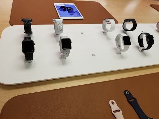 Computer Store «Apple Northbrook», reviews and photos, 1310 Northbrook Ct, Northbrook, IL 60062, USA