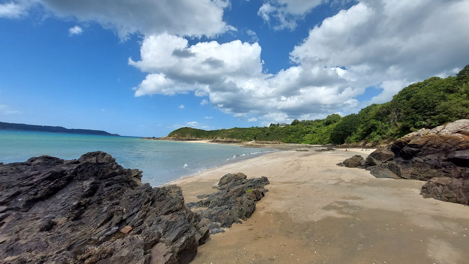 Foto von Plage de la Fosse mit beiger sand Oberfläche