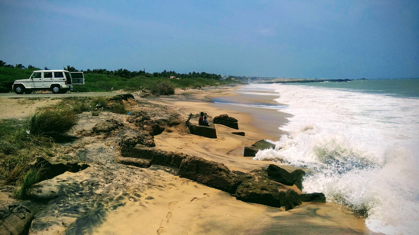 Valokuva Dwarakapathi Beachista. pinnalla kirkas hiekka:n kanssa