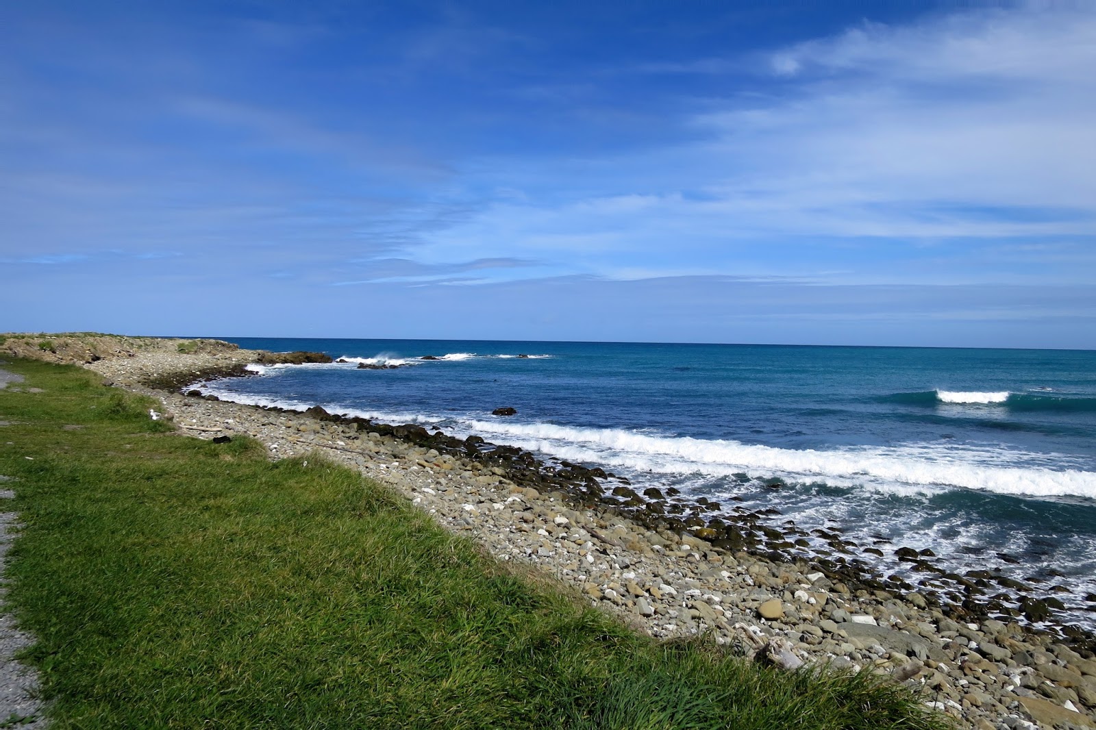 Foto de Okiwi Bay Beach con bahía mediana