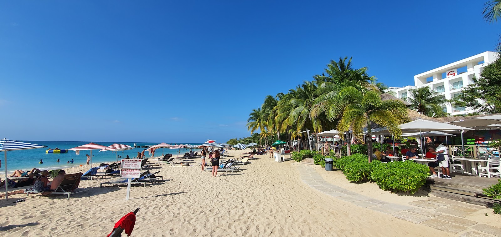 Foto de Playa de la Cueva del Doctor y el asentamiento