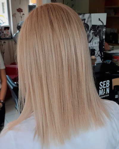 Αριθμός τηλεφώνου La Tour Μπουγια Λαμπρινή