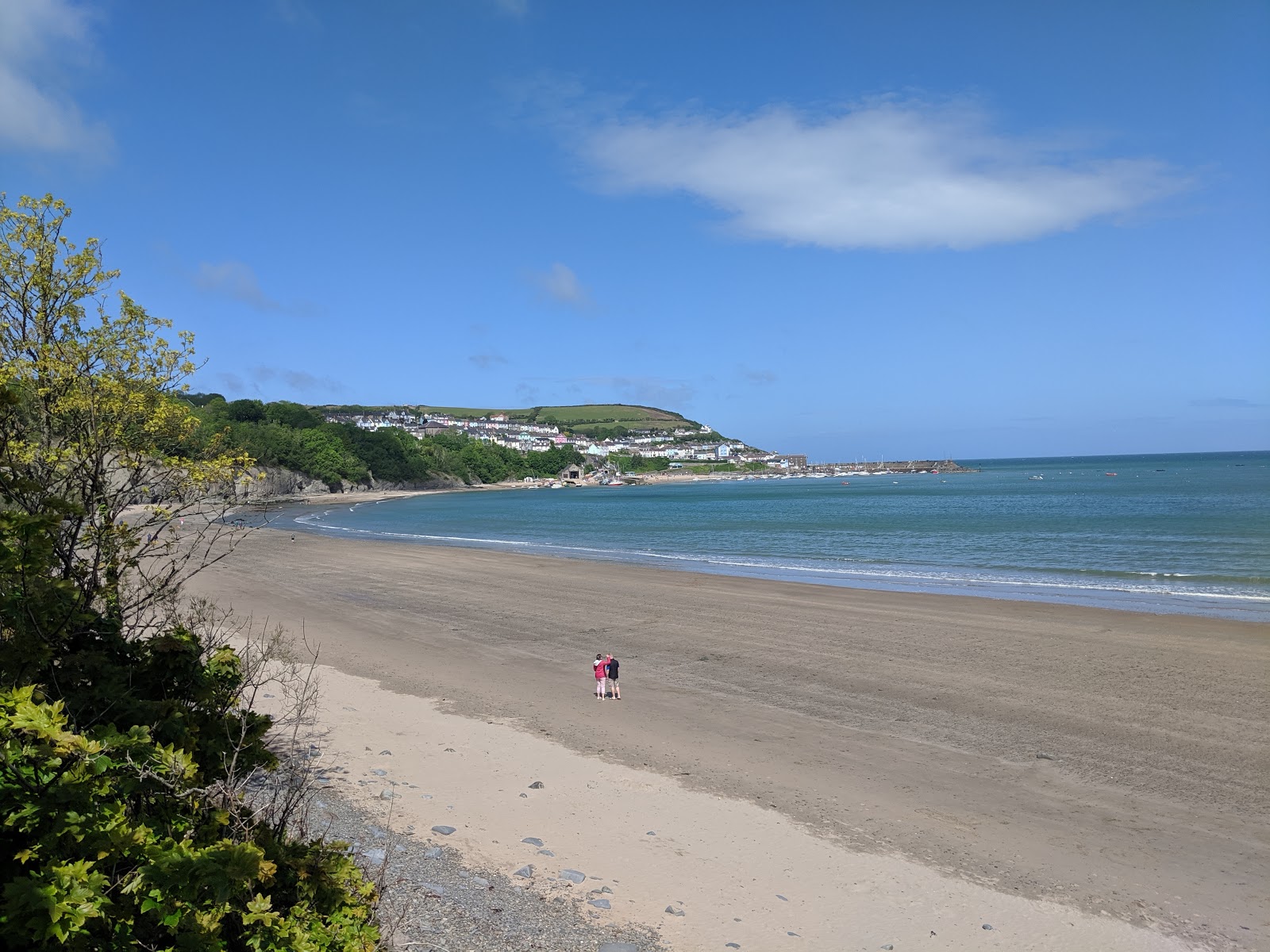 Photo de Cei Bach beach avec plusieurs baies spacieuses