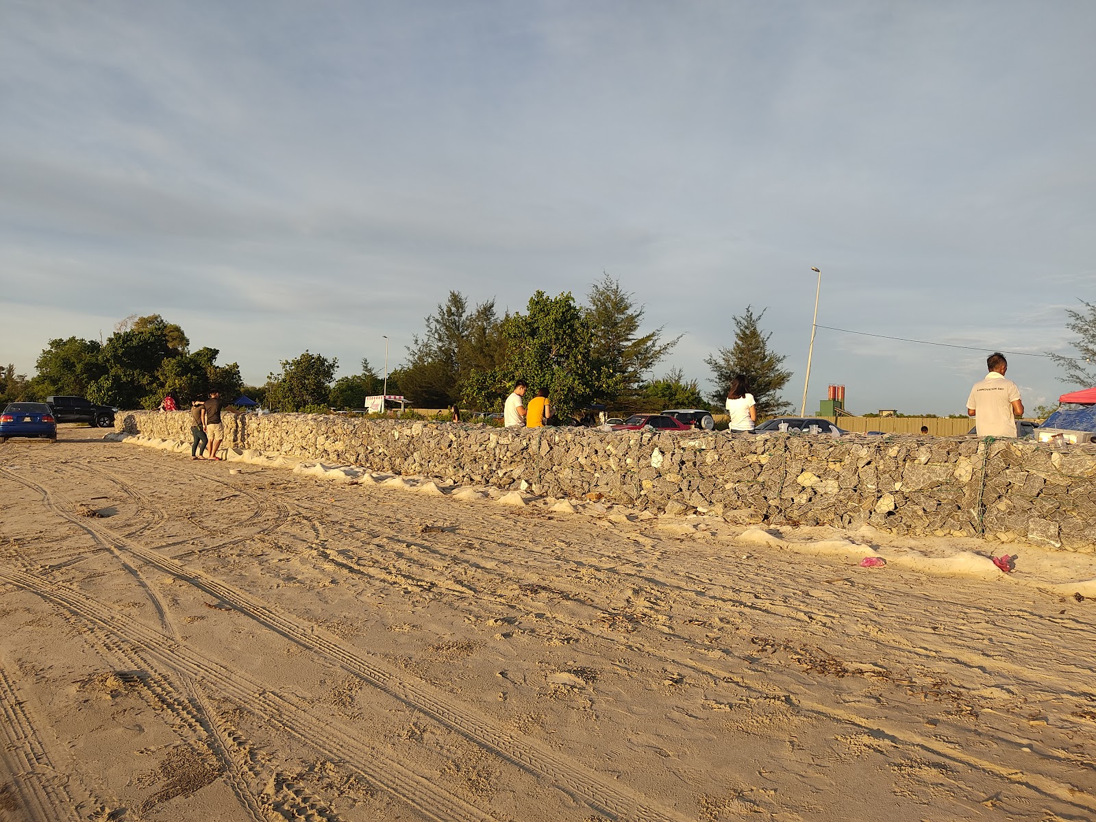 Foto de Lutong Beach e o assentamento