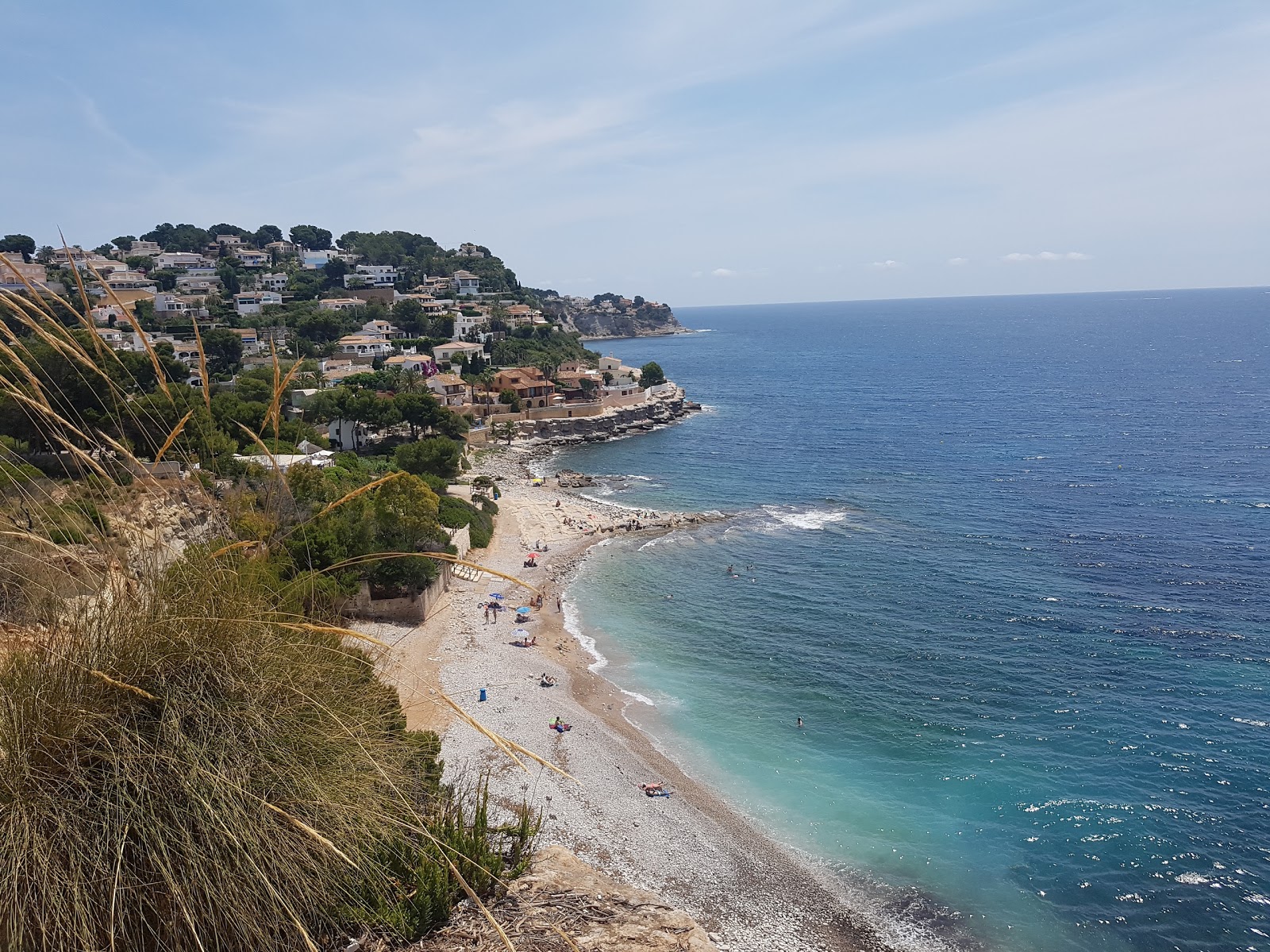 Foto av Cala Baladrar med blått vatten yta