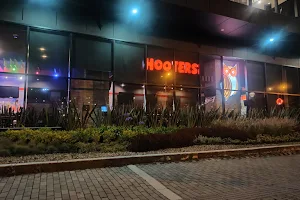 Hooters Salitre image