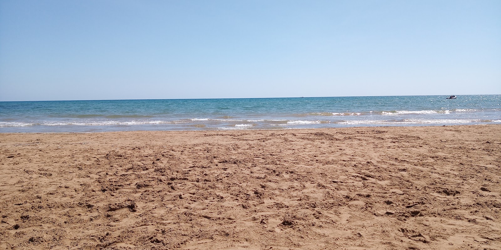 Fotografija Spiaggia di Ciriga obkrožen z gorami