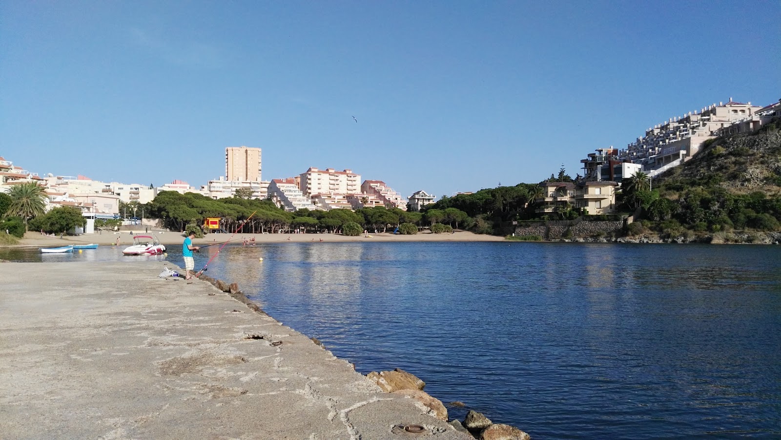 Cala del Pino'in fotoğrafı dağlarla çevrili
