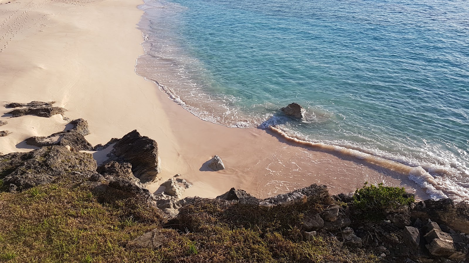 Fotografija Pink Beach - East z ravna obala