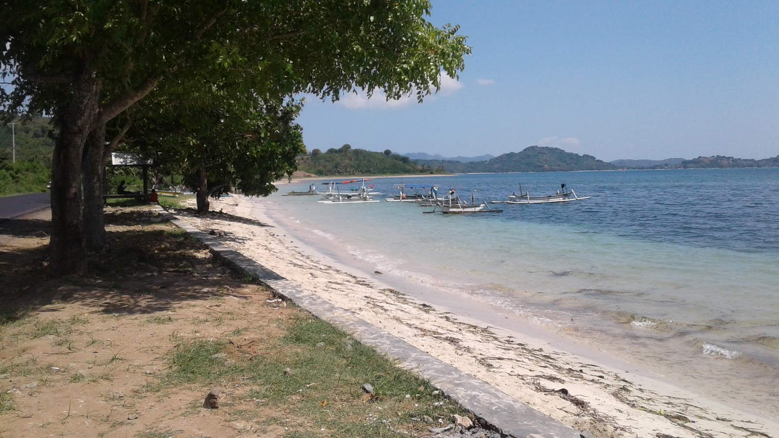 Pesisir Mas Beach'in fotoğrafı uçurumlarla desteklenmiş