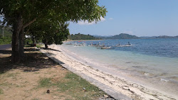 Pesisir Mas Beach'in fotoğrafı uçurumlarla desteklenmiş