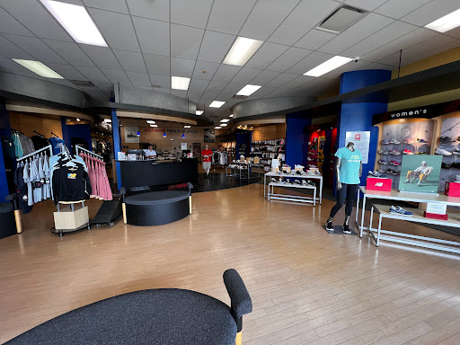 Shoe Store «New Balance Chicago», reviews and photos, 17W490 22nd St, Oakbrook Terrace, IL 60181, USA