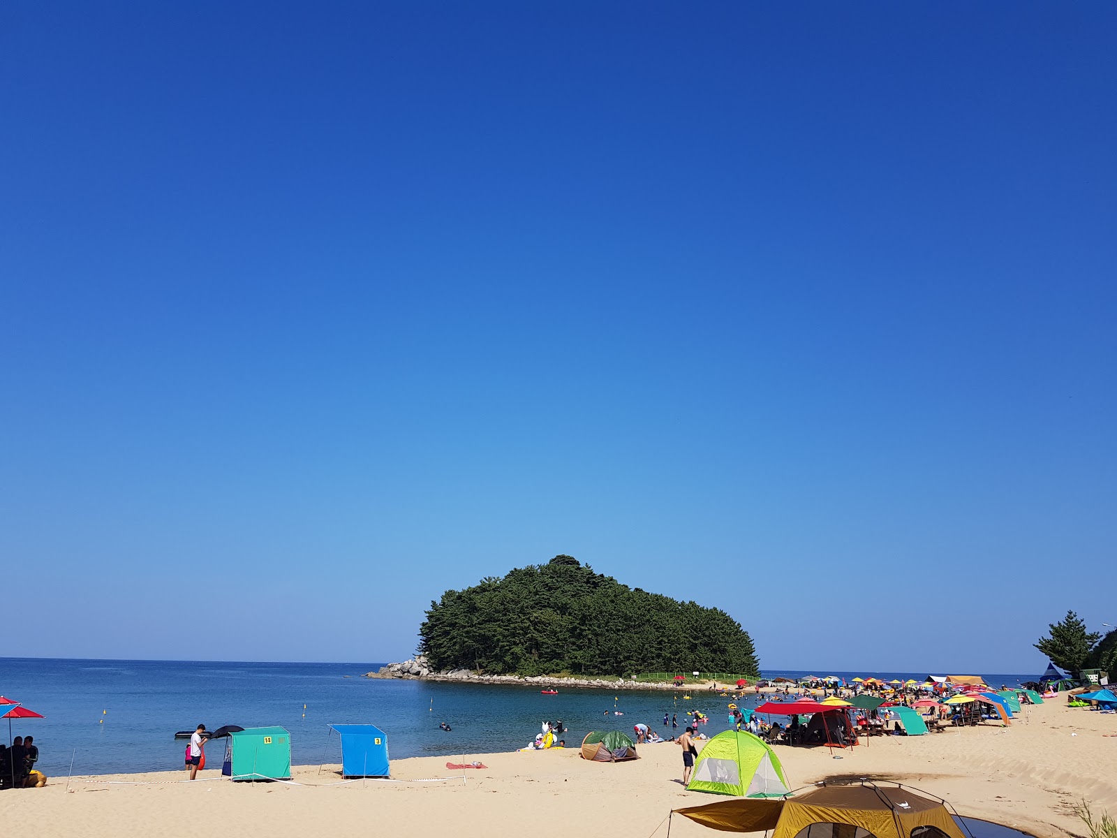 Machajin Beach的照片 带有碧绿色纯水表面