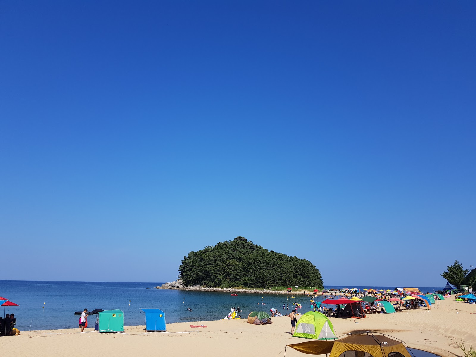 Machajin Beach'in fotoğrafı geniş ile birlikte