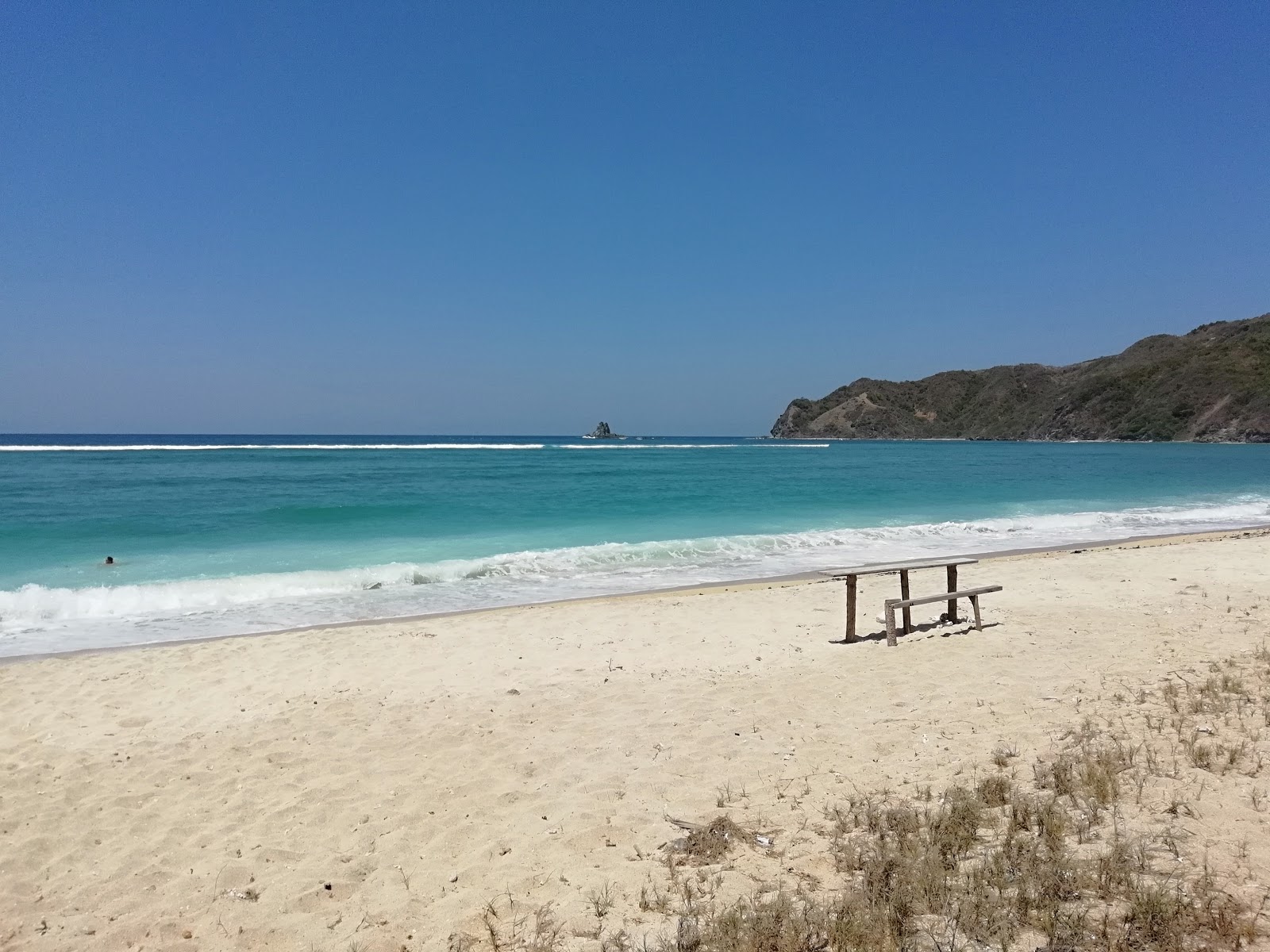 Fotografie cu Lancing Beach cu o suprafață de apa pură turcoaz