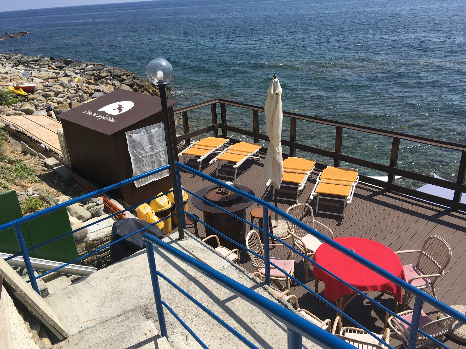 Caletta del Gabbiano'in fotoğrafı uçurumlarla desteklenmiş