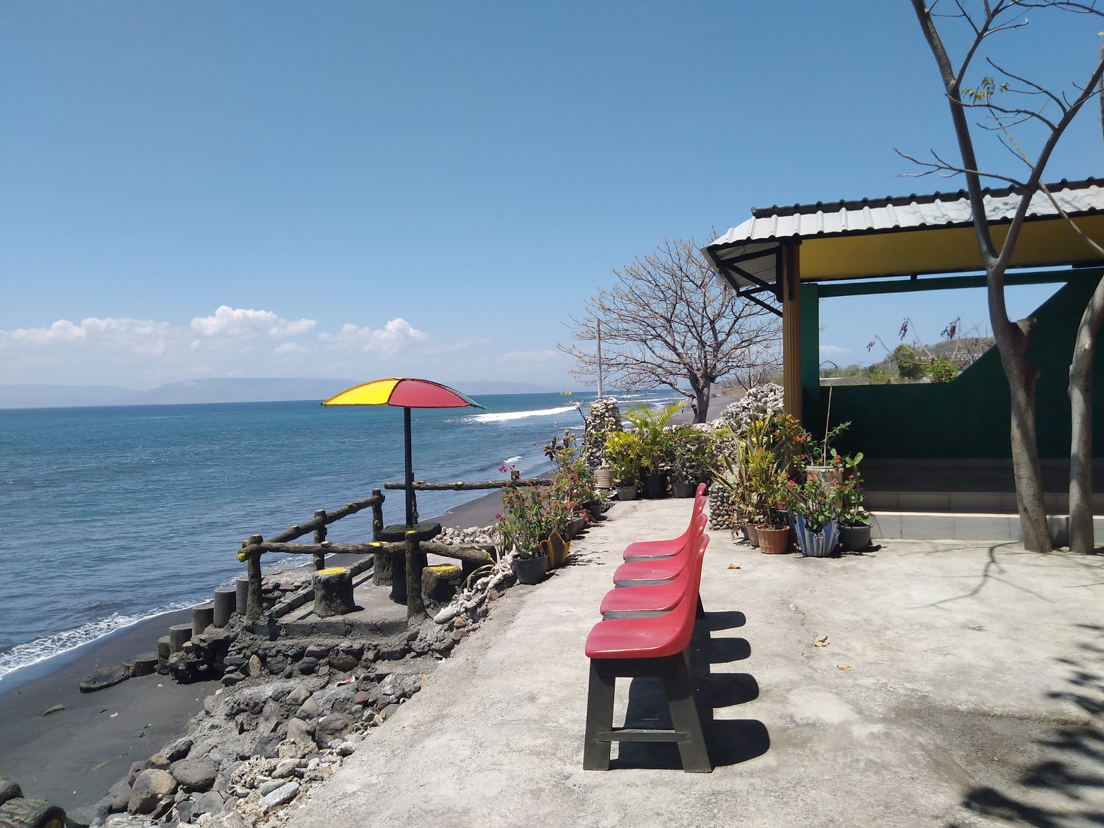 Foto di Angkringan Kayangan Beach con una superficie del sabbia scura