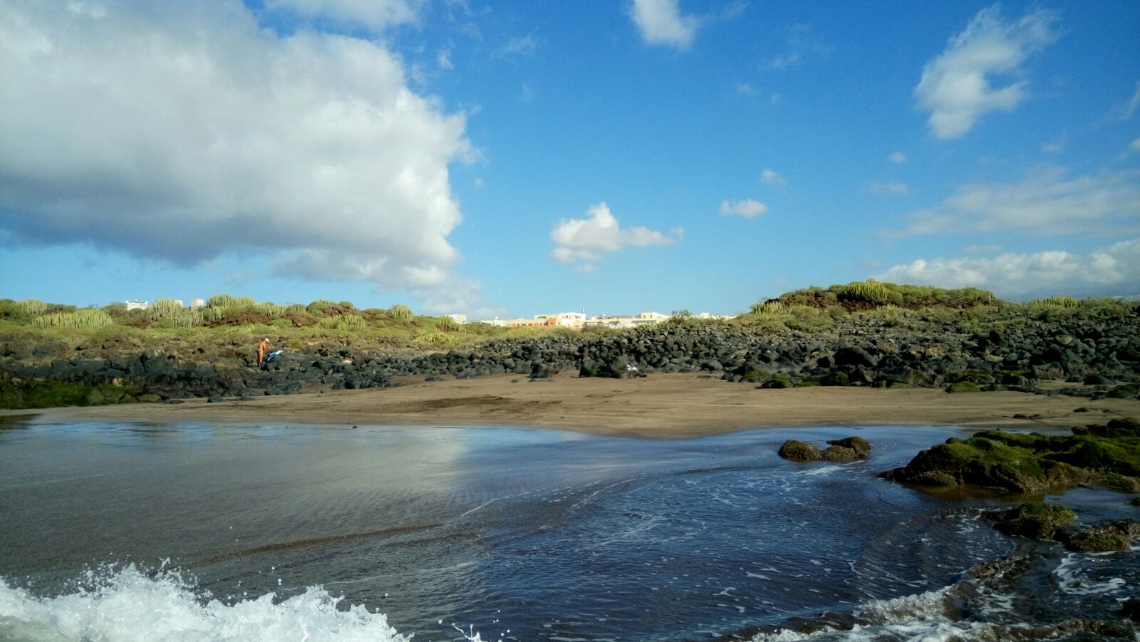 Foto di Playa Los Enojados con una superficie del sabbia scura