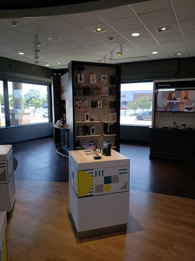 Cell Phone Store «Verizon», reviews and photos, 4965 S 76th St, Greenfield, WI 53220, USA
