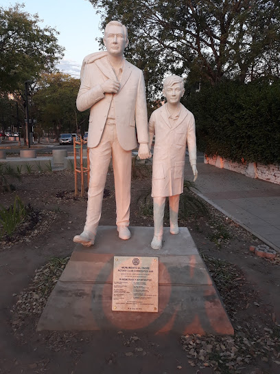 Monumento al Padre Rotary Club Corrientes Sur
