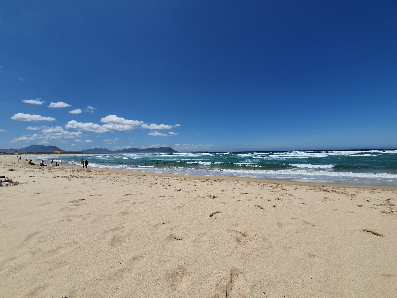 Foto di Kleinmond beach con una superficie del sabbia fine e luminosa