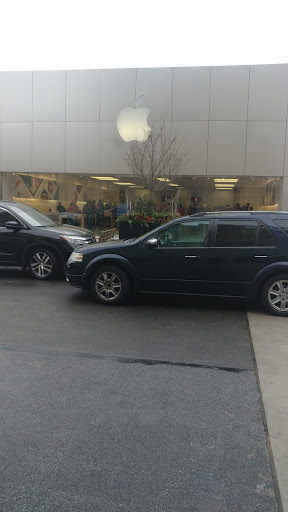 Computer Store «Apple Suburban Square», reviews and photos, 61 Saint James Pl, Ardmore, PA 19003, USA