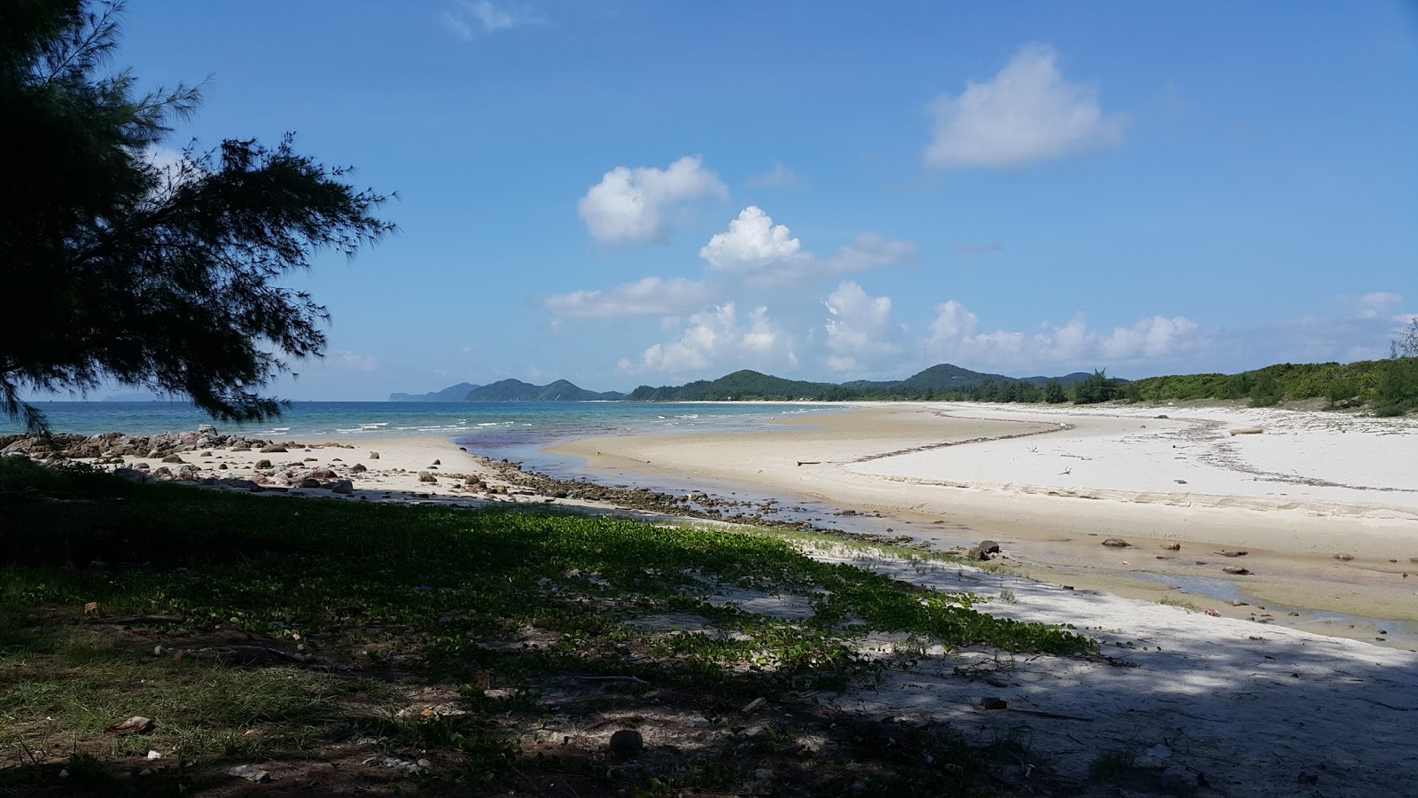 Photo of Son Hao Beach with long straight shore