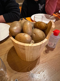Pomme de terre du Restaurant servant de la raclette Les Marmottes à Paris - n°4