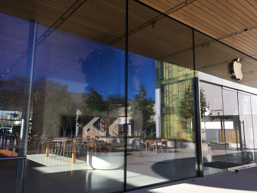 Apple Broadway Plaza image