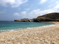 Paralia Vori'in fotoğrafı dağlarla çevrili