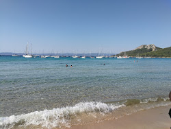 Foto von Plage de la Courtade von Klippen umgeben