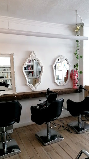 La Peluquería por Raúl Espinosa en San Luis de Sabinillas, Málaga