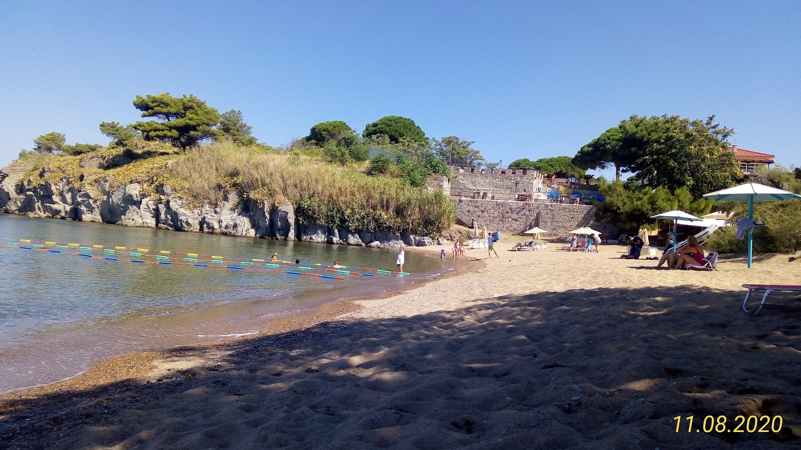 Foto de Romeikos Gialos beach - lugar popular entre os apreciadores de relaxamento